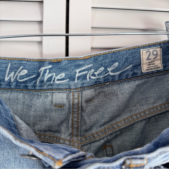 We The Free Free People Regular Mid Rise Blue Jeans Distressed Slouchy Size 29 - Picture 4 of 11